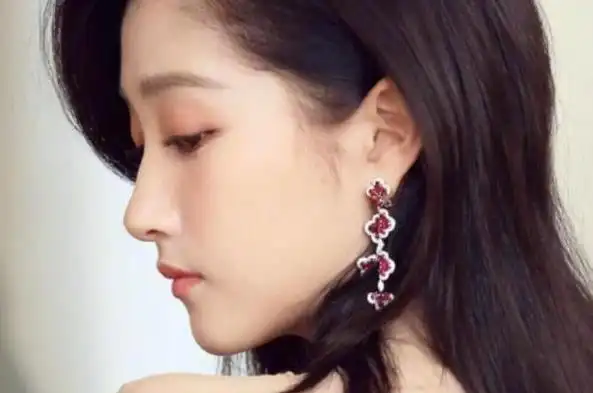 明星侧脸杀关晓彤的清秀迪丽热巴无可挑剔刘亦菲才是最仙的