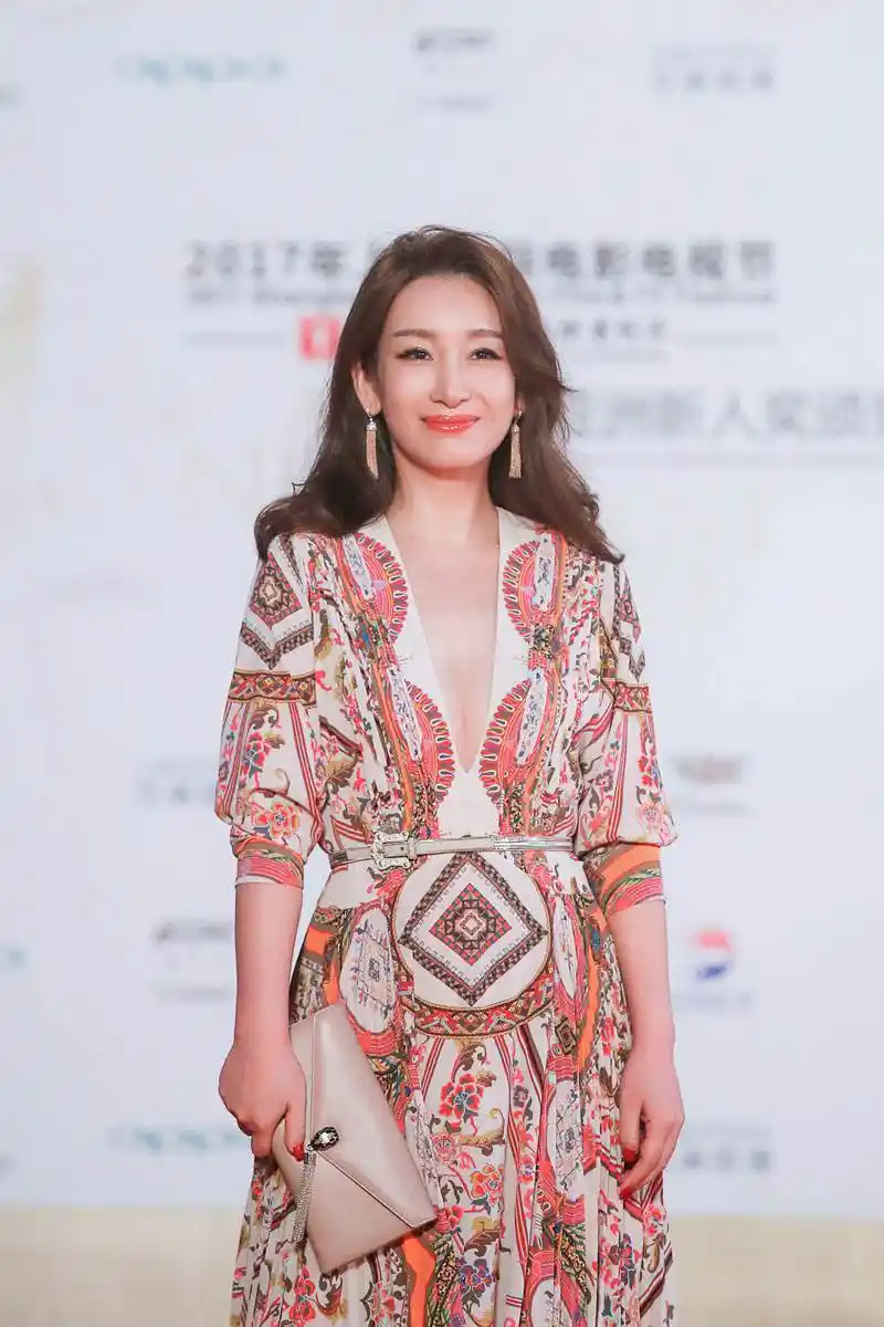 42岁秦海璐太时髦穿大花连衣裙气场爆棚美出新高度特抢镜