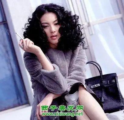 完美时尚的面部妆容,搭配这款颇具大牌潮感的女生中分的泡面头发型