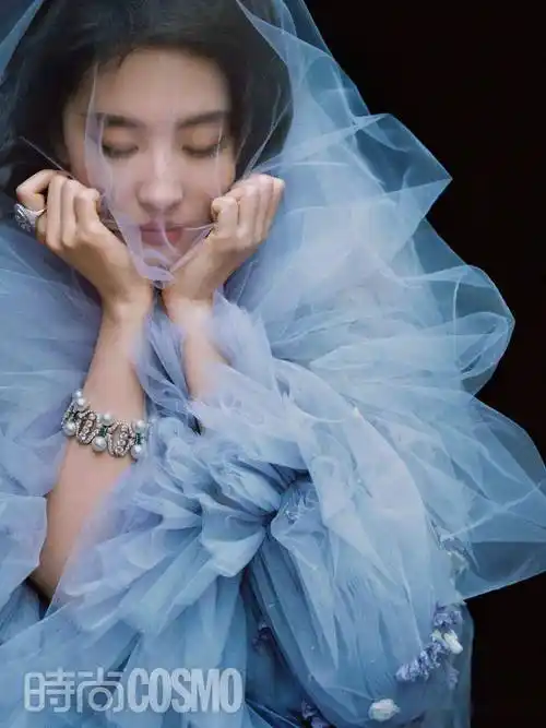 刘亦菲登上《时尚cosmo》杂志6月新刊封面,堪称仙品的美貌,赏心悦目