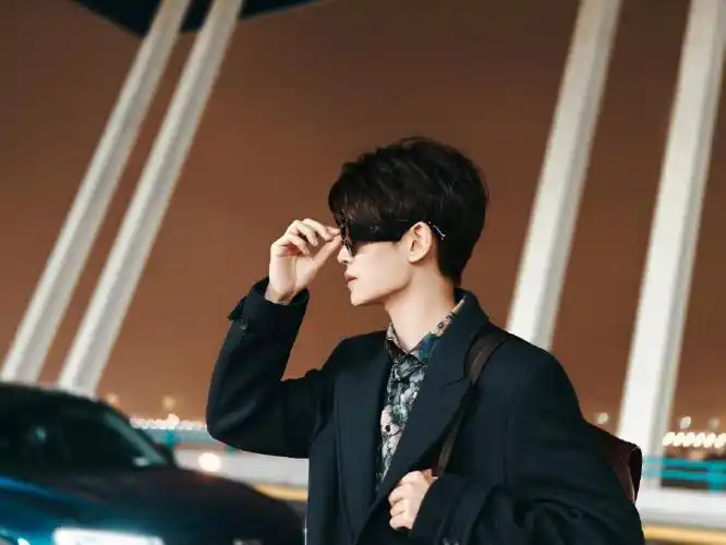 任嘉伦米兰时装周#  西装77墨镜气质满分～完全的贵公子范儿嘉伦