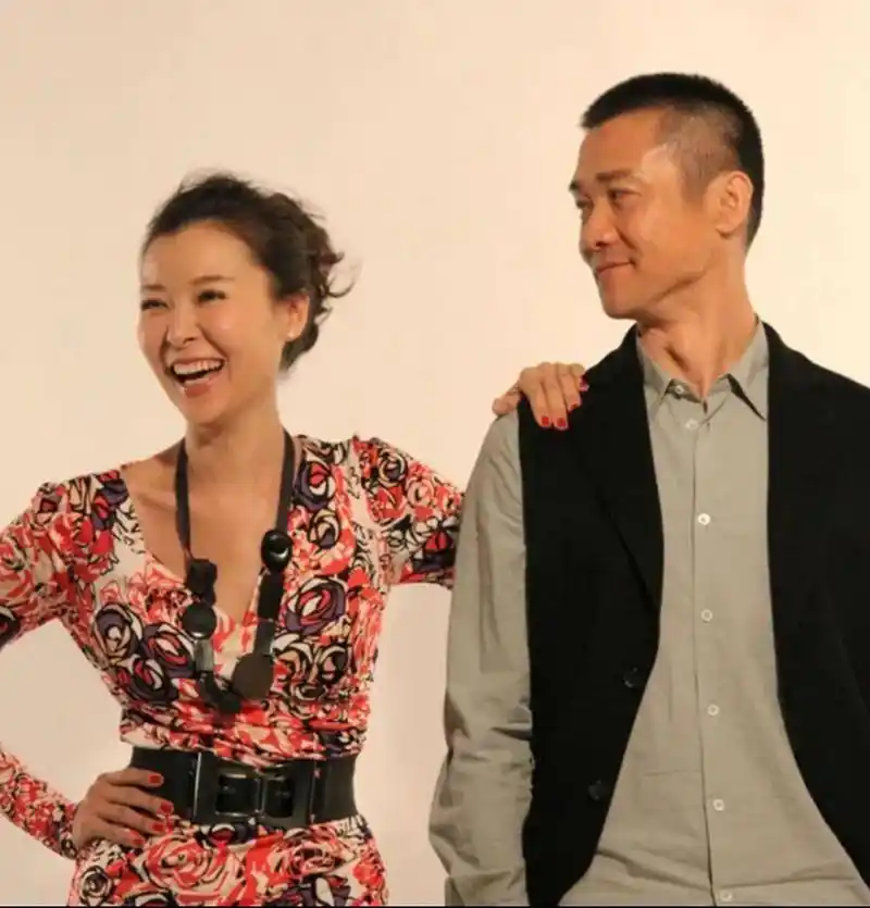 当年还没离婚的黄志忠爱上了柯蓝,为了与柯蓝在一起,不惜与发妻何音