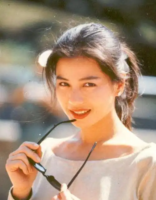 59岁钟楚红低调亮相,西装外套配小黑裤优雅知性,依旧女神范十足