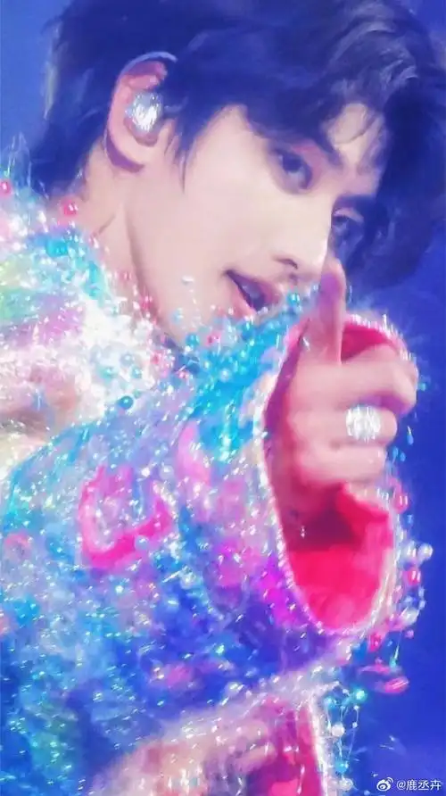 蔡徐坤超话#蔡徐坤顺毛侧颜##蔡徐坤范思哲全球品牌代言人##蔡徐坤