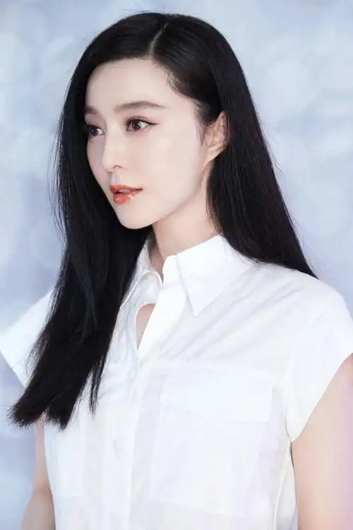 简介:范冰冰素净白裙优雅写真图片,分享一组范冰冰图片给大家,图中的