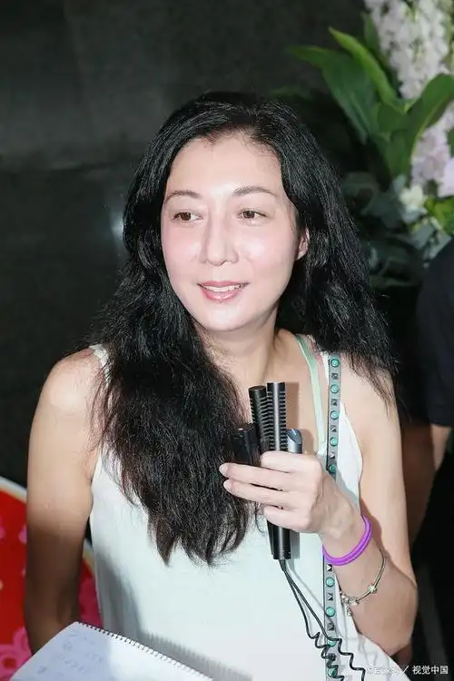 吴绮莉称永不后悔和成龙在一起?家暴女儿还逼其出走海外