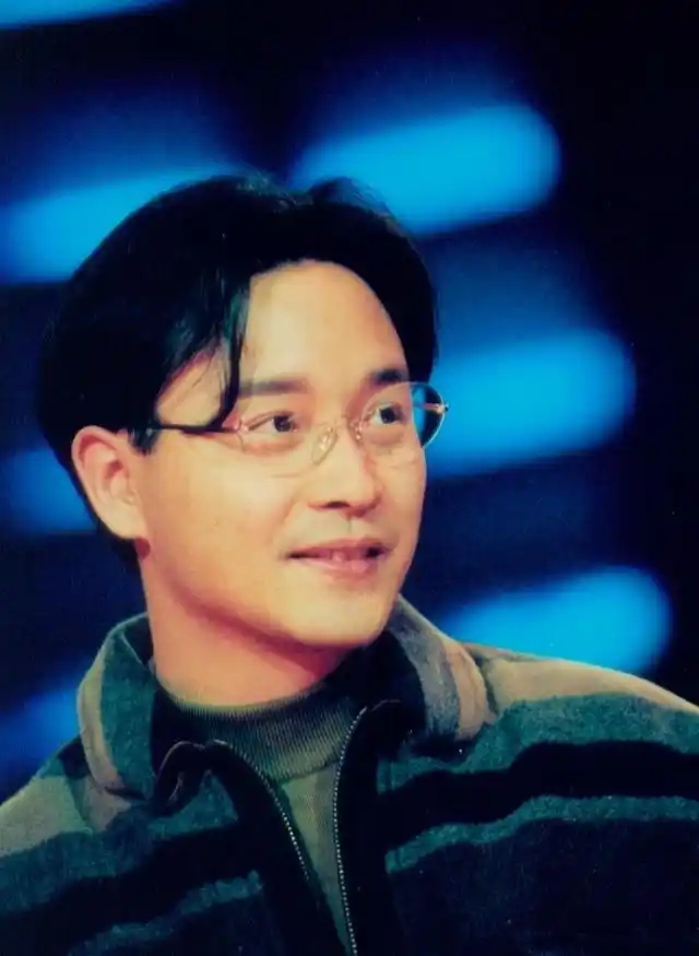 哥哥张国荣:衬衫眼镜装,文艺