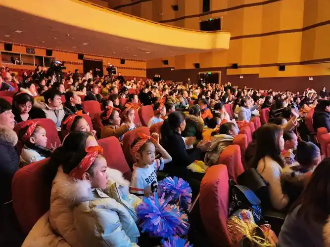 台下的观众目不转睛地欣赏着精彩的节目,为孩子们送上热烈的掌声!