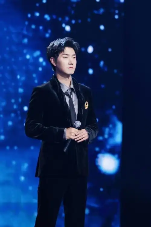 王晰超话·#王晰第九届文荣奖#第九届#文荣奖#特邀演唱嘉宾献唱《星辰