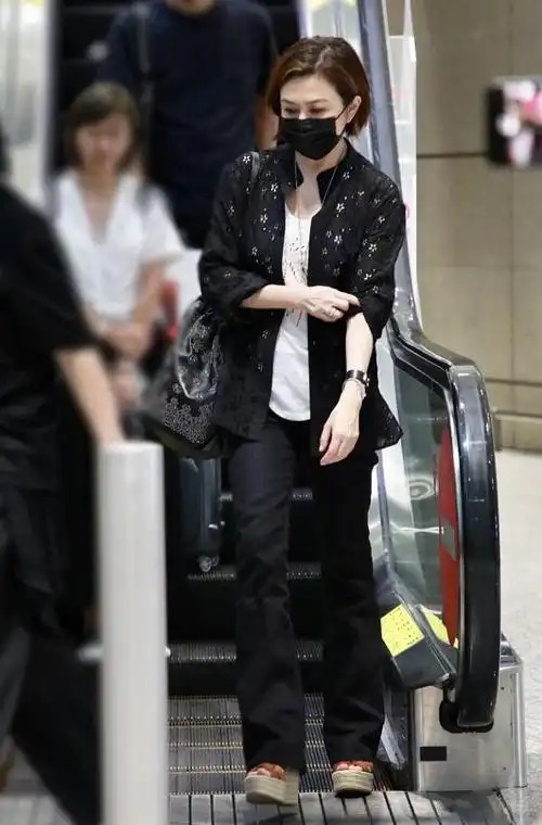 关之琳低调出行,黑白简装难掩女神靓丽,侧颜吸睛短发减龄像30岁