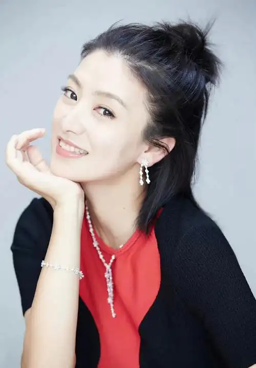 斓曦个人资料(演员斓曦,吃饭路上捡来一个老公,低调幸福十年) | 说明