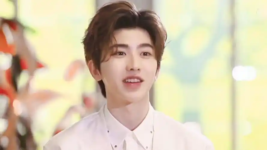 蔡徐坤私下抽烟吗