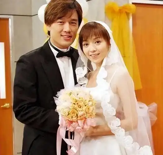 回顾王耀庆为拍戏花4万元配眼镜22年零绯闻独宠妻子