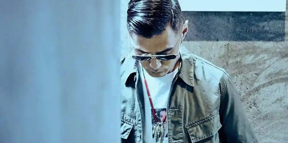 当我向别人推荐油头发型时,人们就会说:"除了油头还有什么吗?