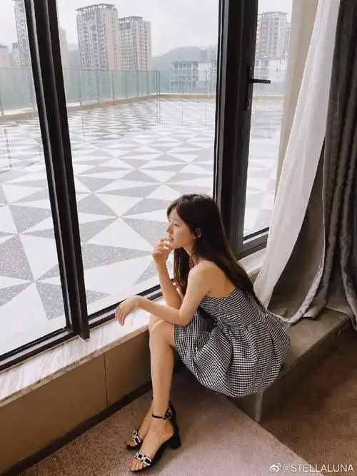 赵露思超话#stellaluna品牌代言人赵露思#穿着classic strass凉鞋