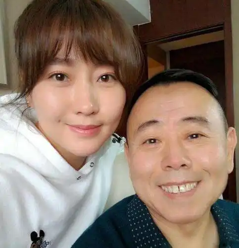 我们光是看到潘长江的女儿,就知道他的妻子绝对非常好看,因为潘长江的