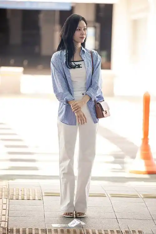 金智媛和杨幂用简约的基础款单品搭配出高级感,展现出时尚魅力