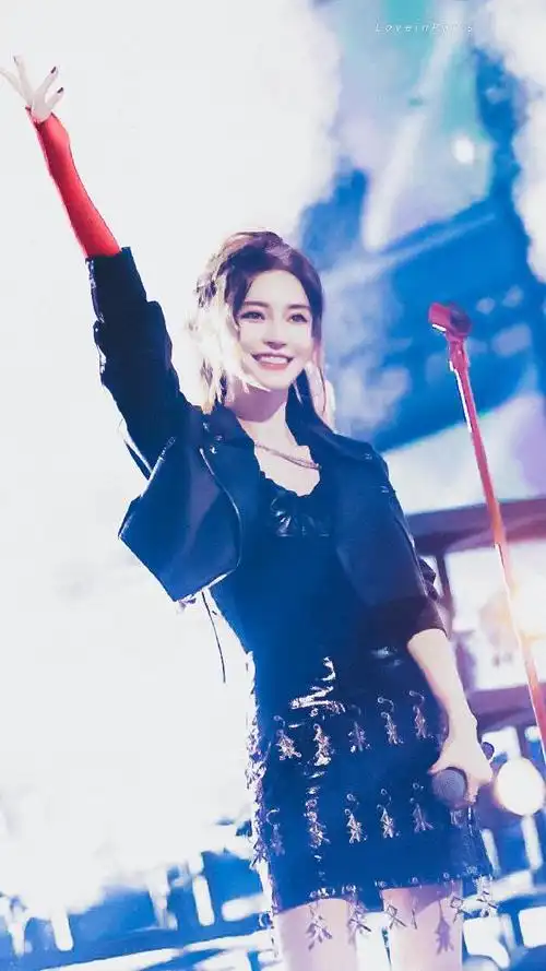 杨颖太飒了!变身酷飒摇滚girl