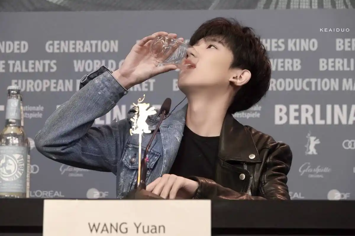 王源的精品下颌线 绝美喉结也太太太绝了吧,啥也不说了,小编先品为敬