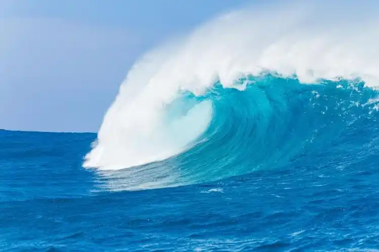 蓝天背景下蓝色大海上翻滚的蓝色波浪