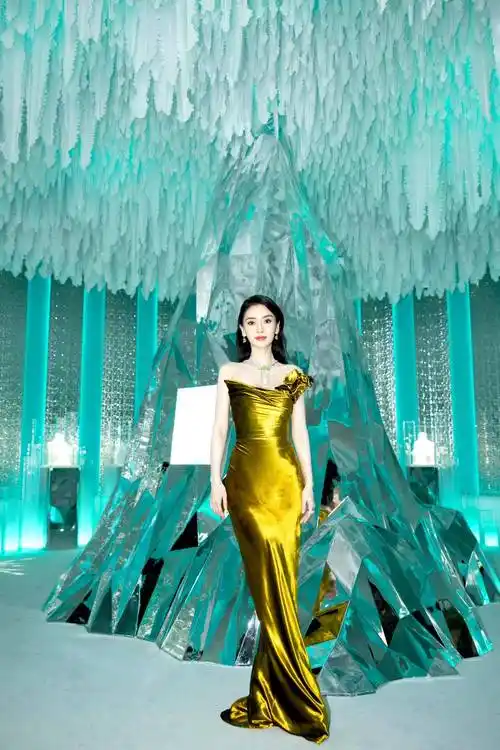 杨颖真的很适合当平面模特,一袭金色礼服大秀美背,确实漂亮