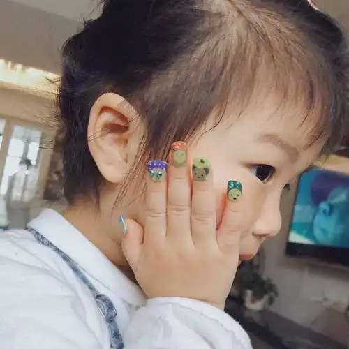 大家好,我是一一,我是爱美的小姑娘,看我贴的漂亮的指甲就知道了!