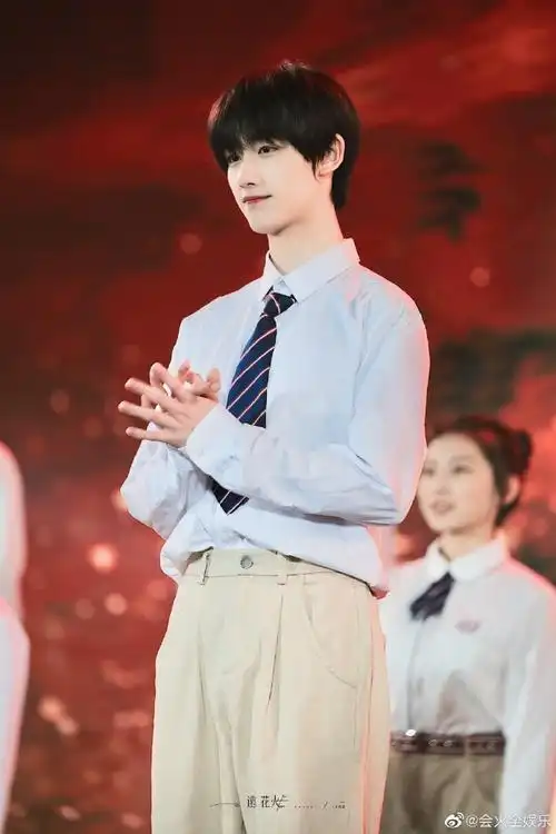 毕业照里素颜的丁程鑫穿着校服笑得好乖好可爱,证件照就显得更成熟