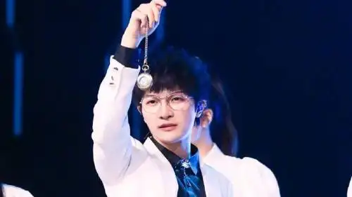 周深银丝眼镜造型##周深跷二郎腿飙高音