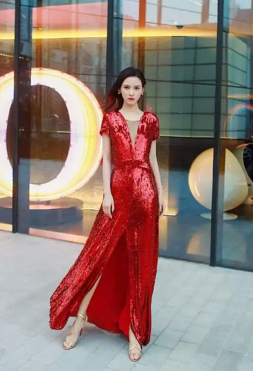 张予曦身穿红色亮片长裙亮相优雅高贵展现东方魅力太美啦