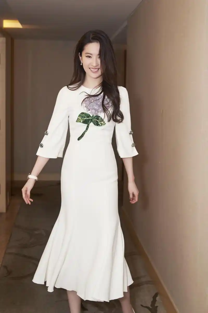 刘亦菲着白裙亮相新片《烽火芳菲》发布会