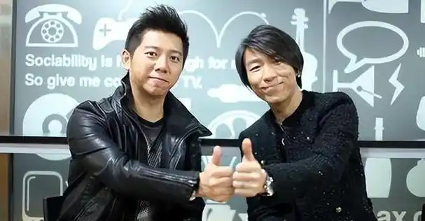 他们的首张音乐专辑《最美的旋律》》就突破了百万销量,和黄征共同