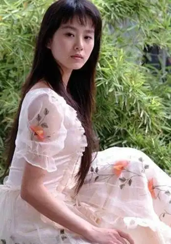 18岁刚成年的刘诗诗亭亭玉立双眼无神身姿挺拔真的好养眼