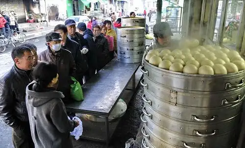 11月12日,一些呼和浩特市民在排队购买馒头.