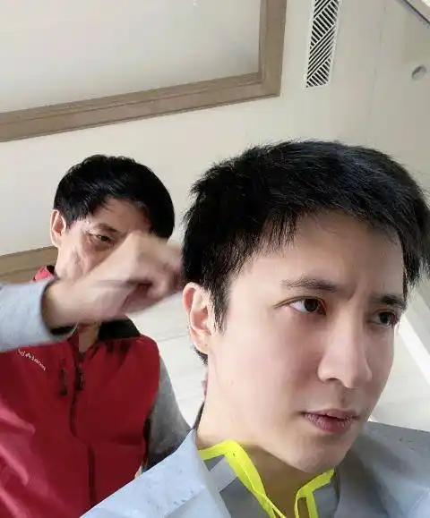 薛之谦剪发失败让父亲重剪,瞬间年轻10岁,帅气撞脸王源_爸爸_老爸