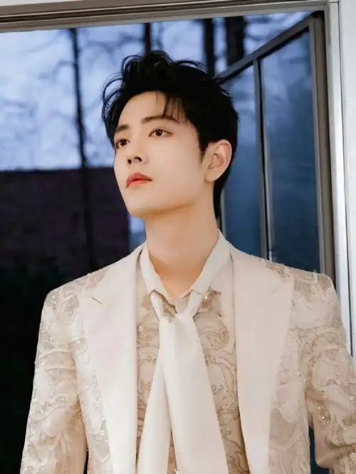 肖战超话#肖战##内娱仪态教科书#那必然是肖战啦神仙颜值,仪态风流!