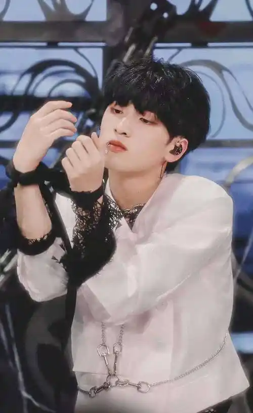 原创严浩翔被私生粉围堵在车内敲窗回击粉丝这个行为太敢了