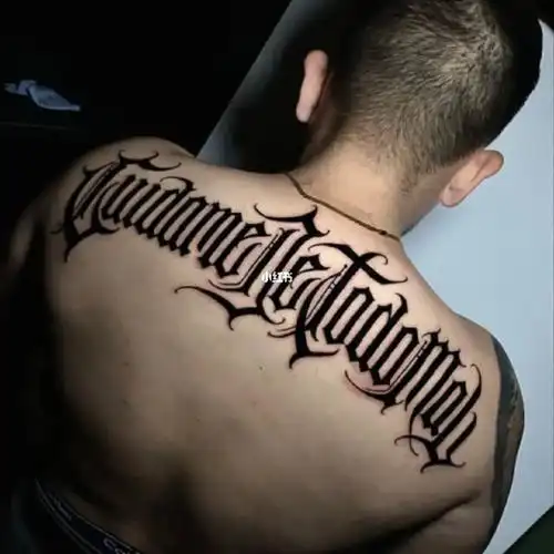 whatistattoo男生后背哥特花体字分享