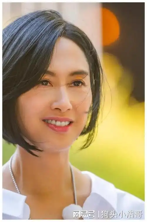 53岁朱茵晒黑后也变老了,穿衬衫皱纹横生,果真一黑毁所有!