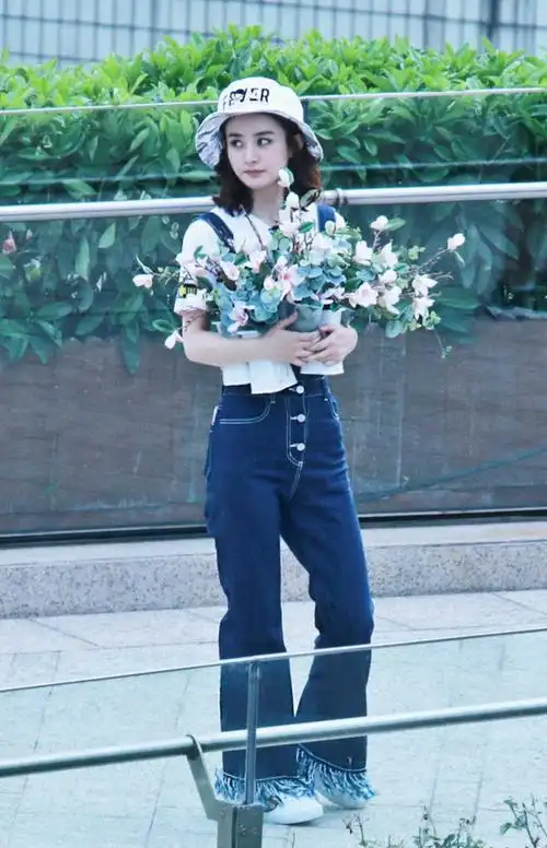 赵丽颖现身街拍,穿开衫毛衣配牛仔裤摆造型,网友:美呆了!