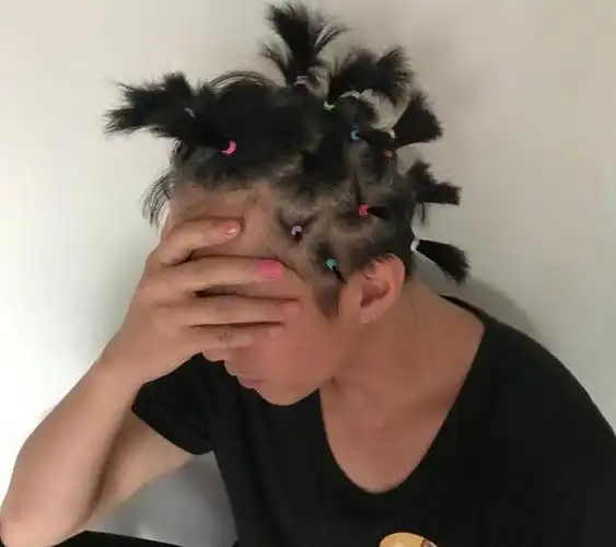 让女儿扎的满头小辫子的邓超,只为了博得女儿快乐吧,哈哈!