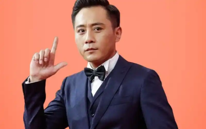 和谢娜同居6年,忍痛分手后成三料影帝,如今45岁娶犹太老婆成赢家#刘烨