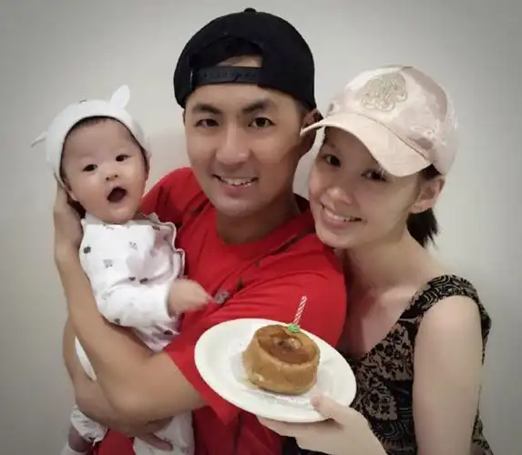 45岁阿杜近照曾是红极一时的歌手如今婚姻幸福成明星老板