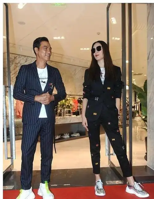 任达华1米79妻子,硬是把长裤穿成了九分裤,成中年女人穿衣榜样