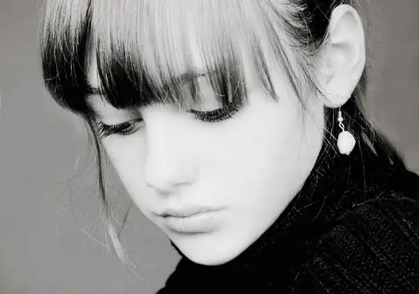 美女侧面低头黑白图片_女生侧面低头动漫_低头美女侧面图片唯美