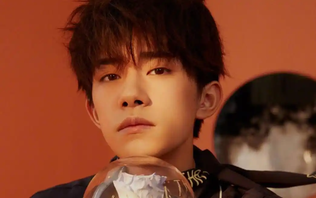 易烊千玺睡衣帅气图片高清电脑壁纸(6/7)