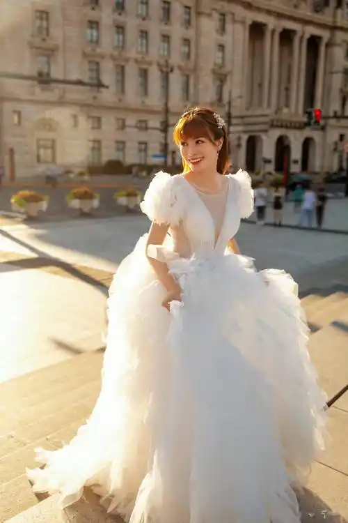 万蒂妮晒婚纱照庆祝结婚周年与老公认识32年恋爱10年