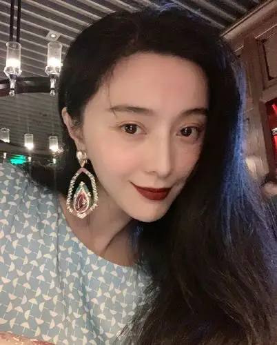 范冰冰此前也曾晒出素颜自拍,皮肤白皙有光泽. 范冰冰