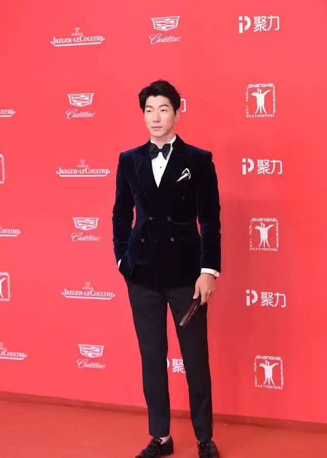 "也有网友表示:"有点辣眼睛.