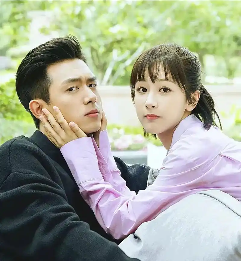 "  自从和杨紫合作《亲爱的,热爱的》后,事业也是一路飙升,如今李现