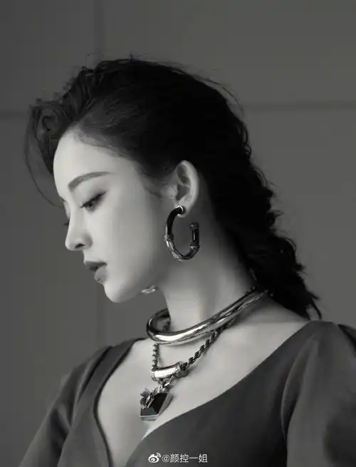 娜扎侧颜#古力娜扎分享写真大片,长卷发和吊带裙提前带来盈盈夏意